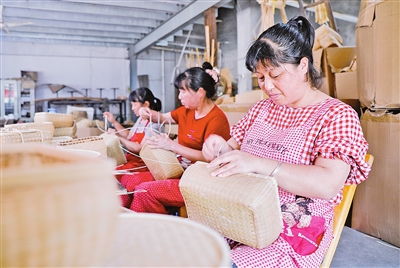 編織竹制品助增收——竹制品加工的機(jī)遇與實(shí)踐